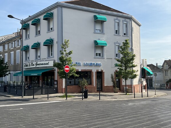 A hotel named "Le Roi Gourmand" with a signboard, a no entry sign, and a street view. - Le Roi Gourmand (Pamiers)
