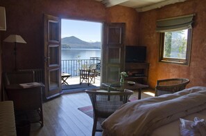 套房, 阳台 | 埃及棉床单、高档床上用品、羽绒被、客房内保险箱