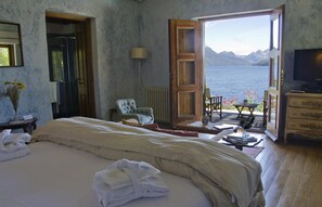 Suite, Balcony | Egyptian cotton sheets, premium bedding, down comforters, in-room safe
