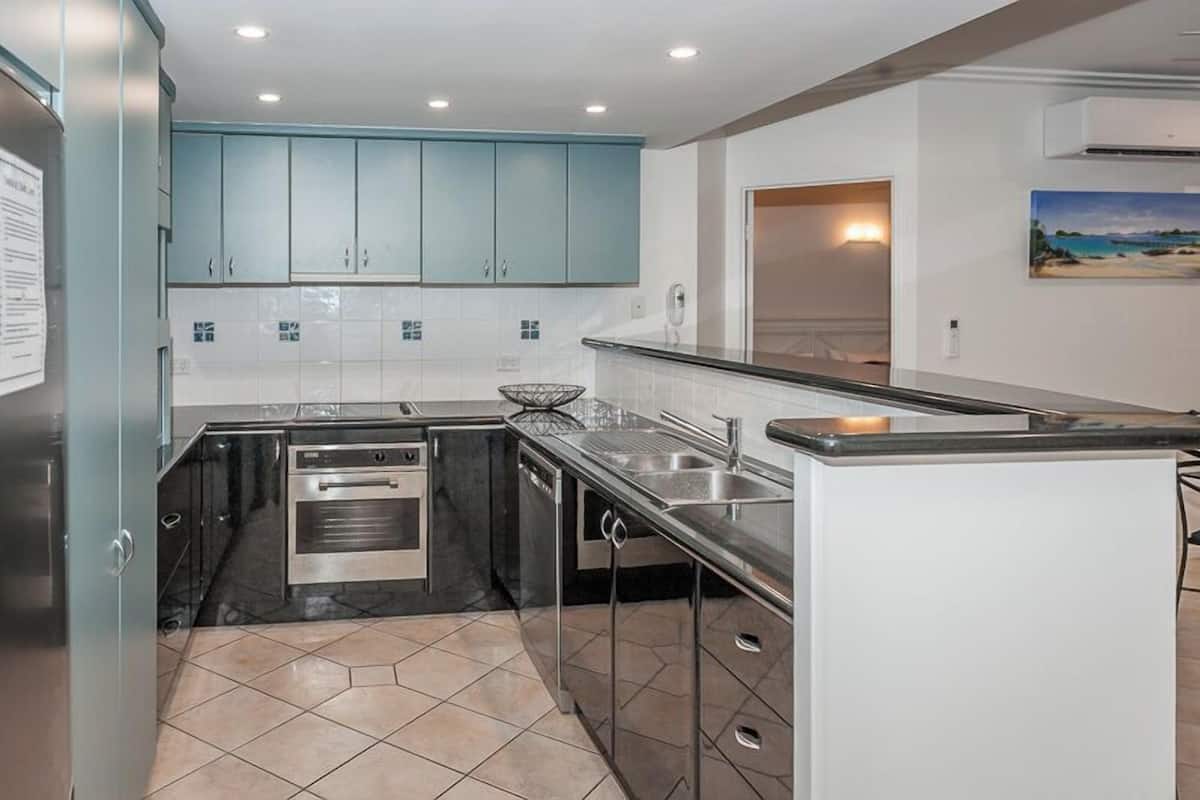 full-sized fridge, microwave, oven, stovetop