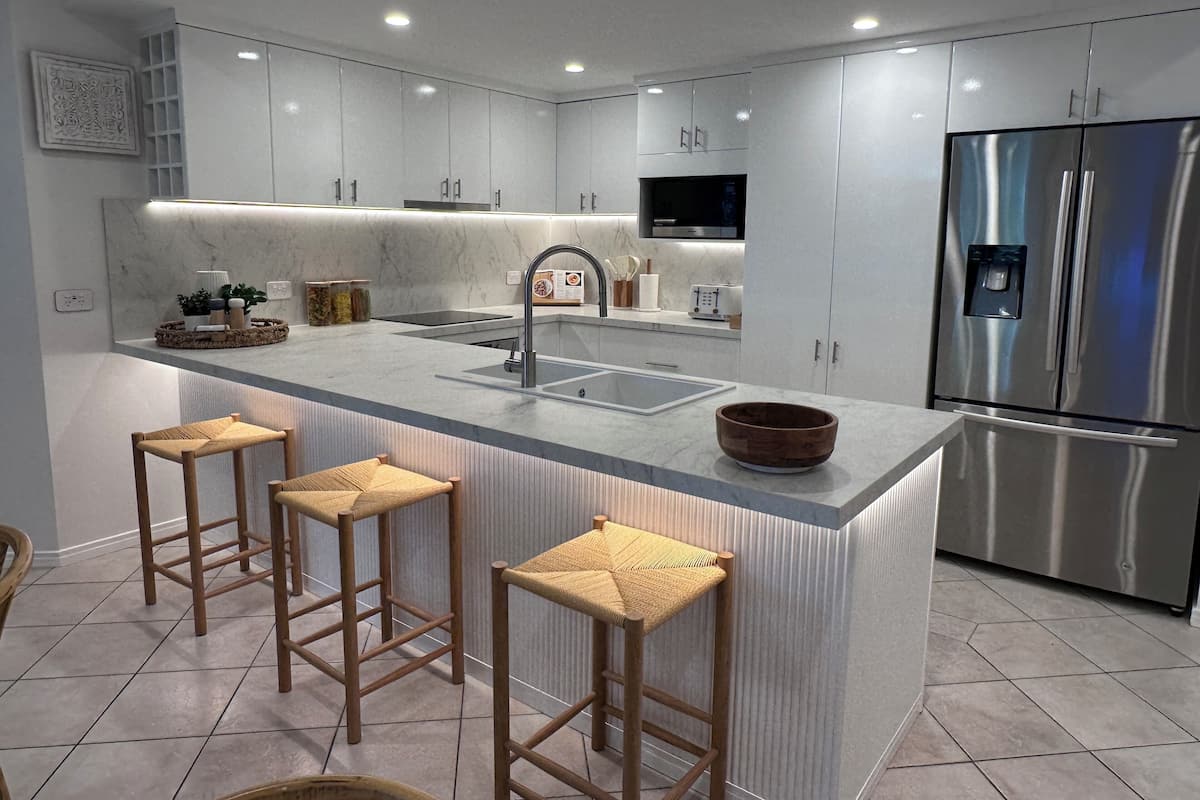 Full-size fridge, microwave, oven, stovetop