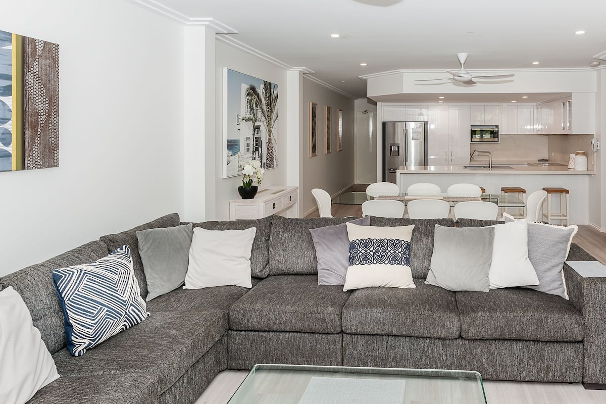 smart tv, dvd player, pay films