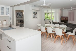 Smart TV, DVD player, pay films - Oasis at Palm Cove (Palm Cove)