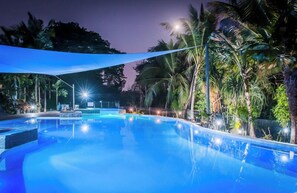 Kolam renang terbuka, dibuka dari pukul 7:30 hingga 20:30, payung kolam 