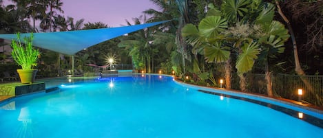 Piscine extérieure, parasols de plage, chaises longues
