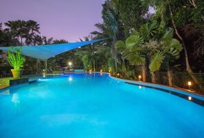 Outdoor pool, open 7:30 AM to 8:30 PM, pool umbrellas, sun loungers - Oasis at Palm Cove (Palm Cove)
