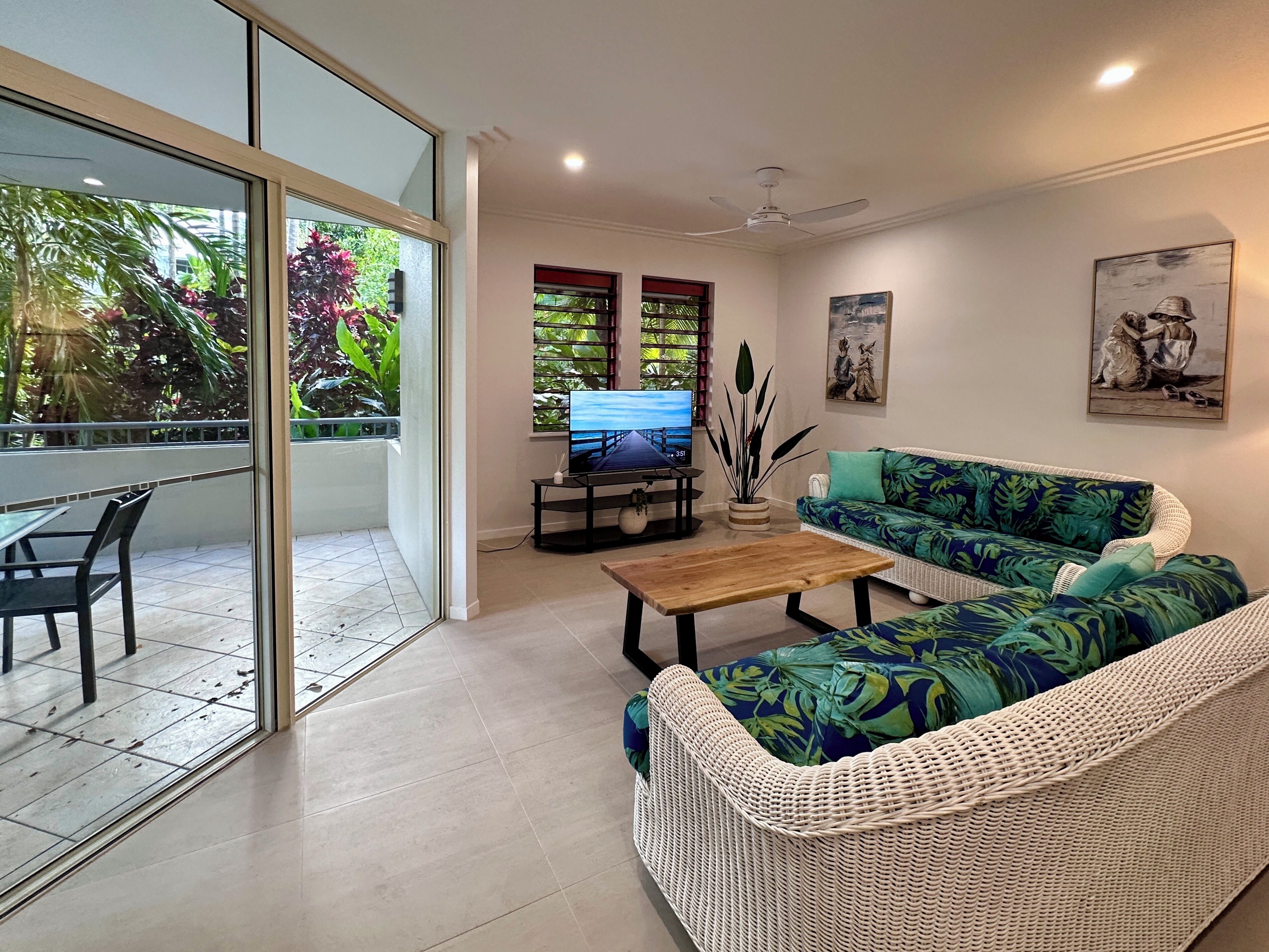 smart tv, dvd player, pay films