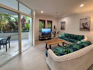 Smart TV, DVD player, pay films - Oasis at Palm Cove (Palm Cove)
