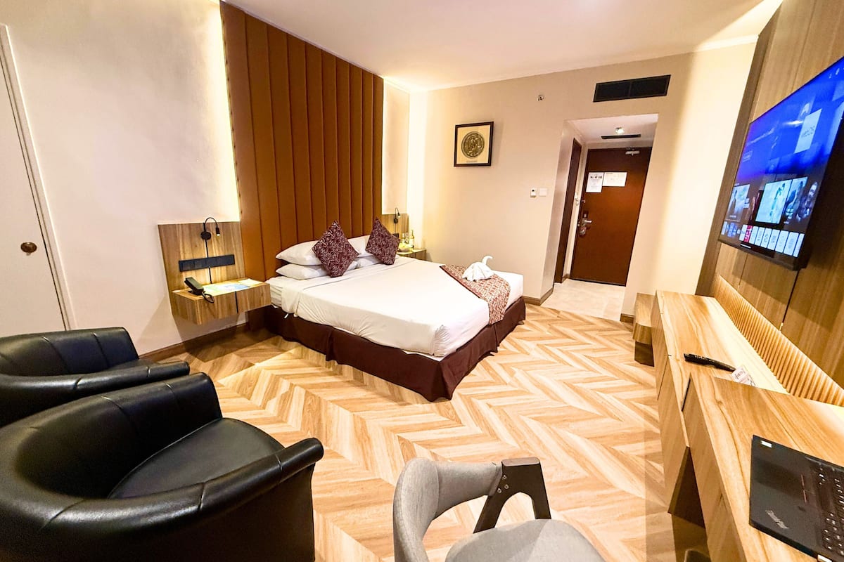 Minibar, desk, soundproofing, iron/ironing board