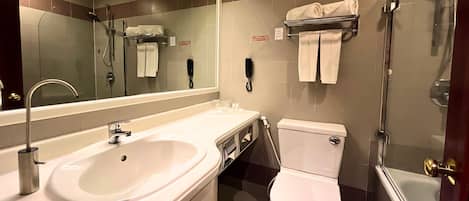 Un baño con lavamanos, inodoro y ducha.