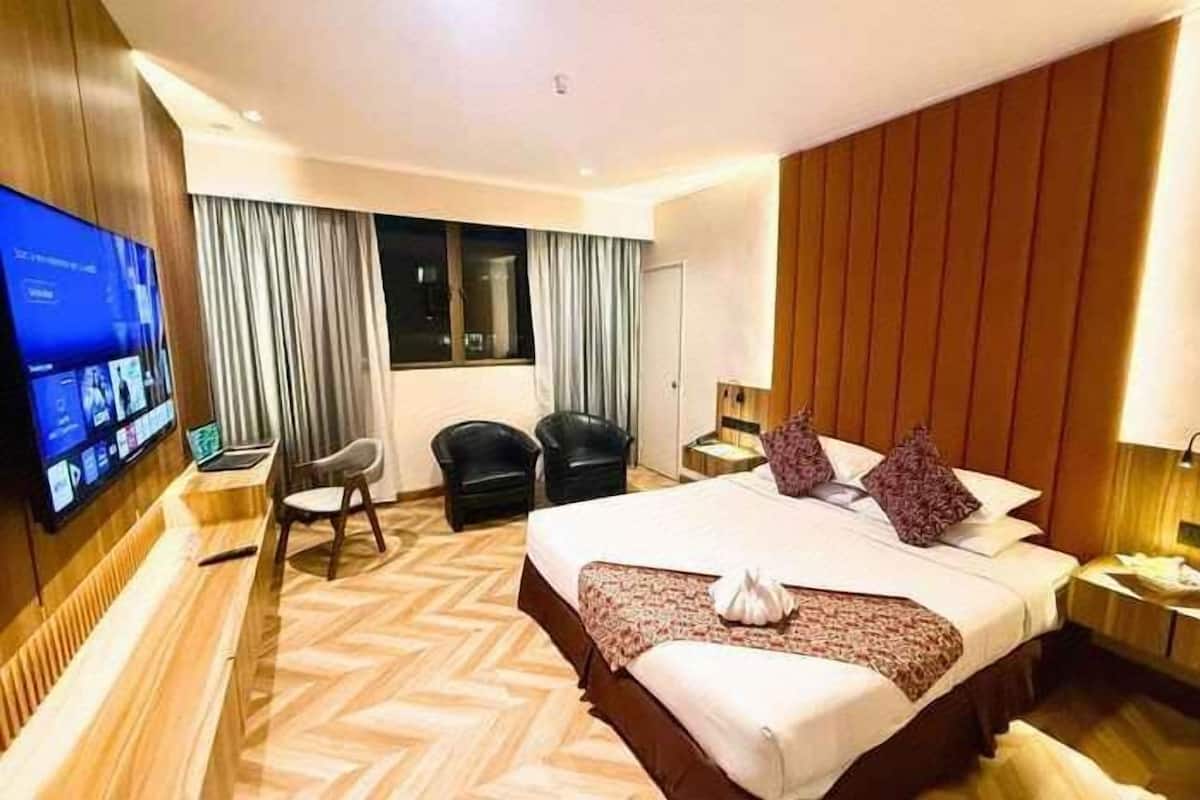 Minibar, desk, soundproofing, iron/ironing board