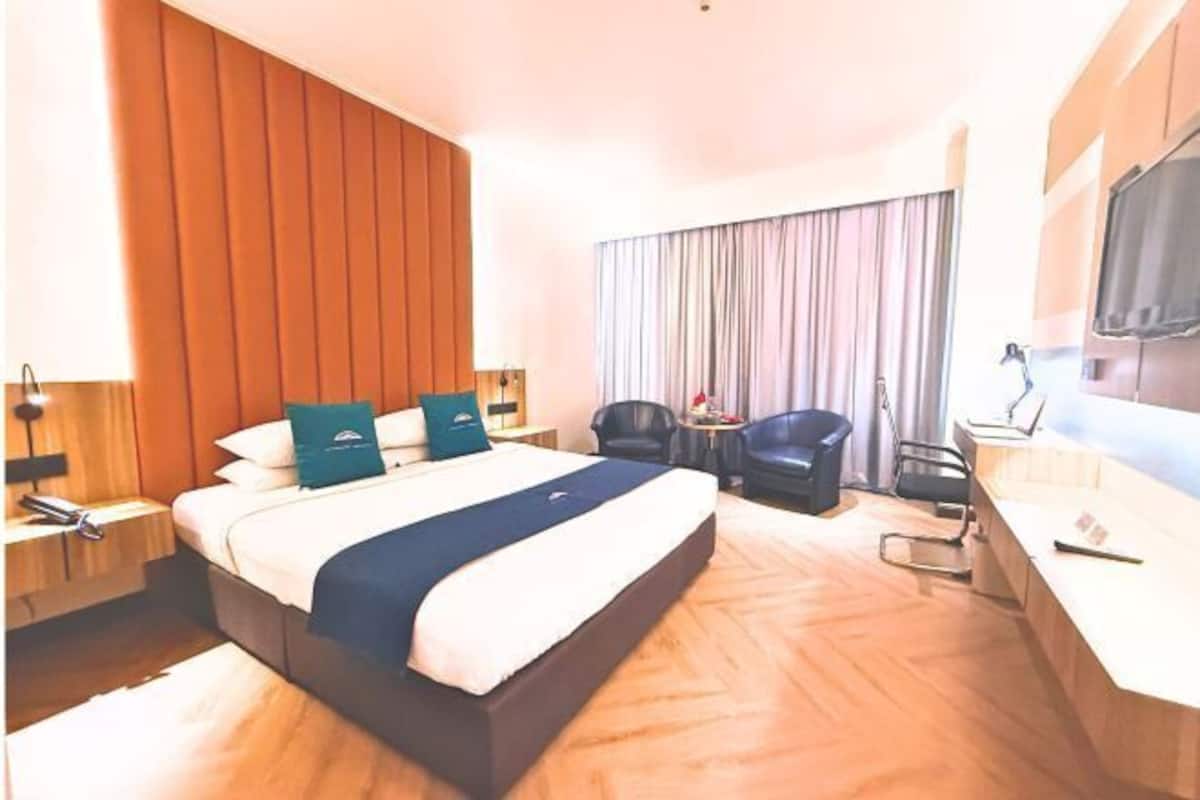 Minibar, meja kerja, kedap suara, dan setrika/meja setrika