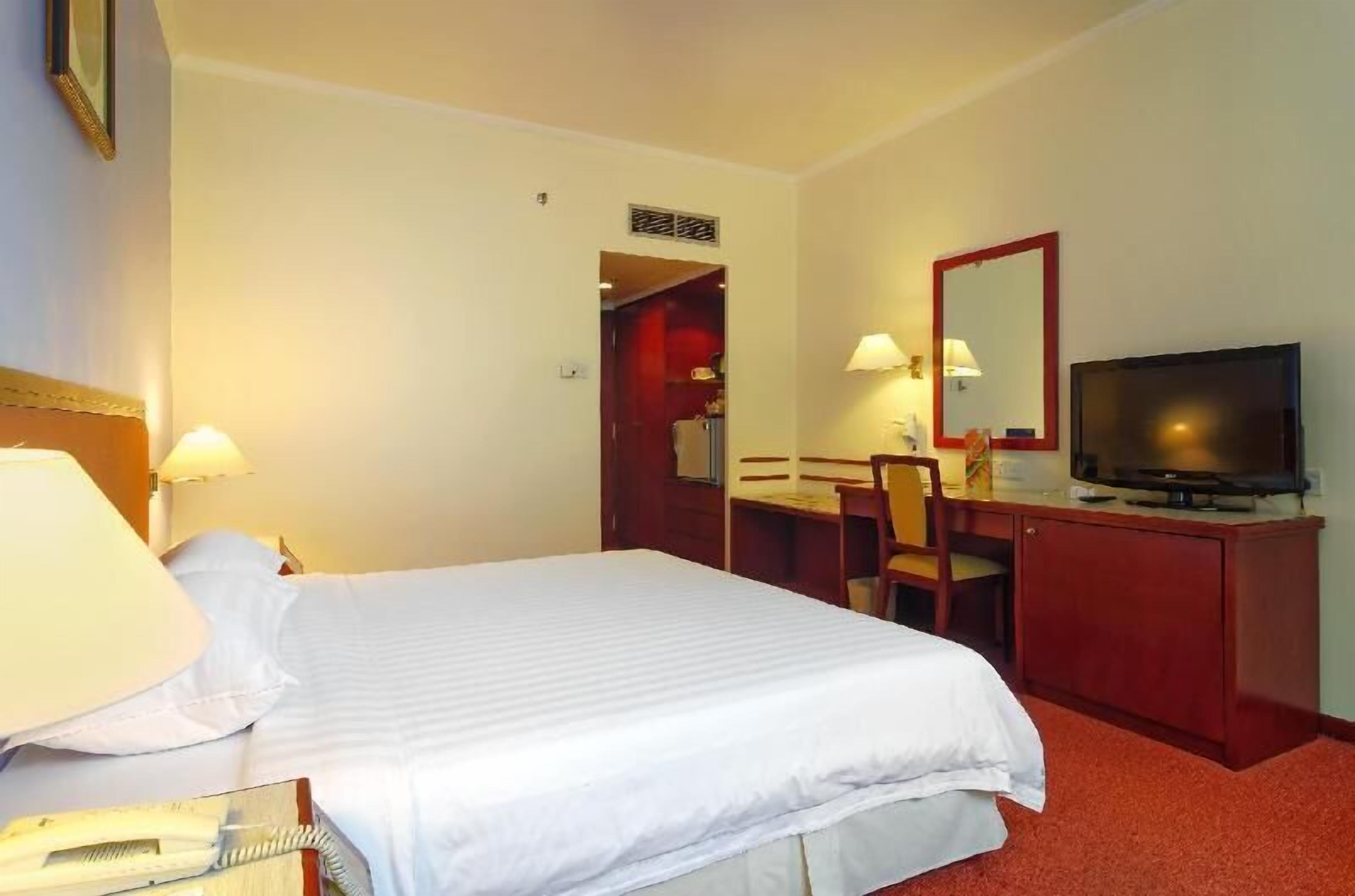 Minibar, desk, soundproofing, iron/ironing board