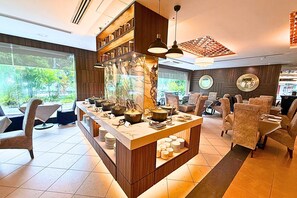 Un restaurant moderne doté d’un îlot central, de tables et de chaises.