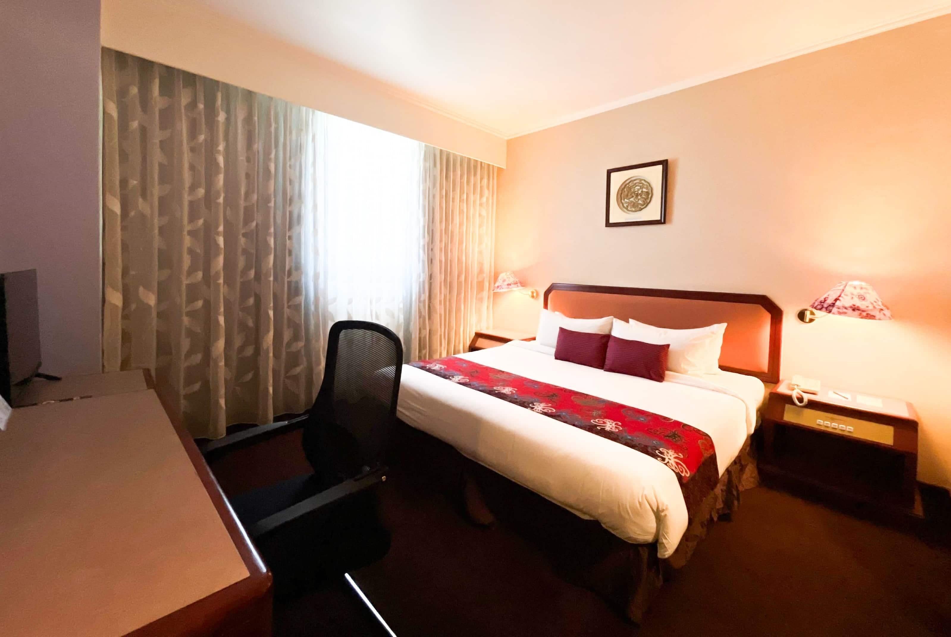 Suite, 1 King Bed with Sofa bed, Non Smoking (Steam Room) | Minibar, desk, soundproofing, iron/ironing board