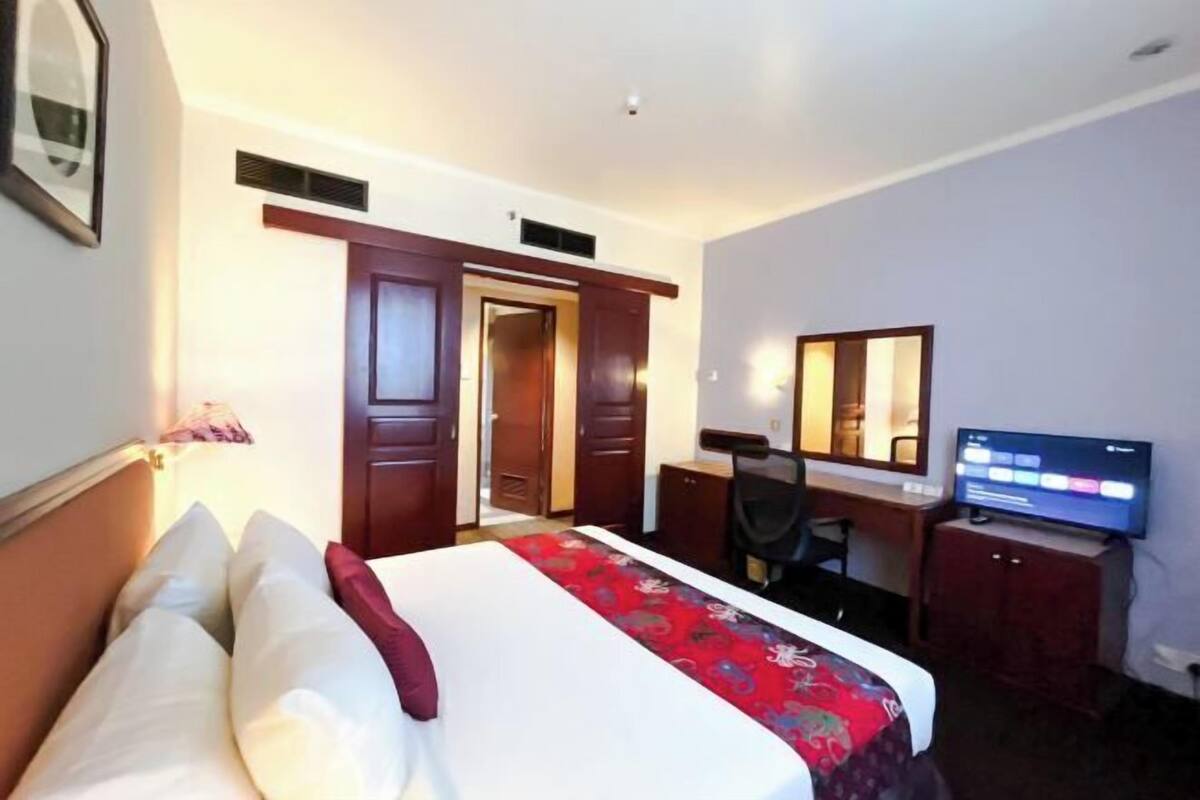 Minibar, meja kerja, kedap suara, dan setrika/meja setrika