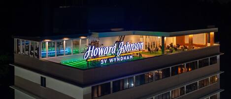 Un hotel con un letrero llamativo que dice 'Howard Johnson 3Y Wyndham'.