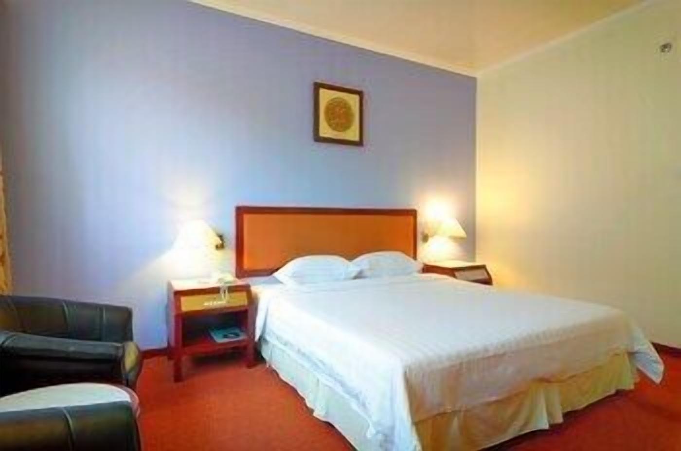 Minibar, desk, soundproofing, iron/ironing board