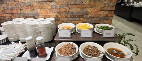 Dagelijks ontbijtbuffet (MYR 40 per persoon)