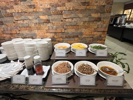 Desayuno buffet diario (MYR 40 por persona)