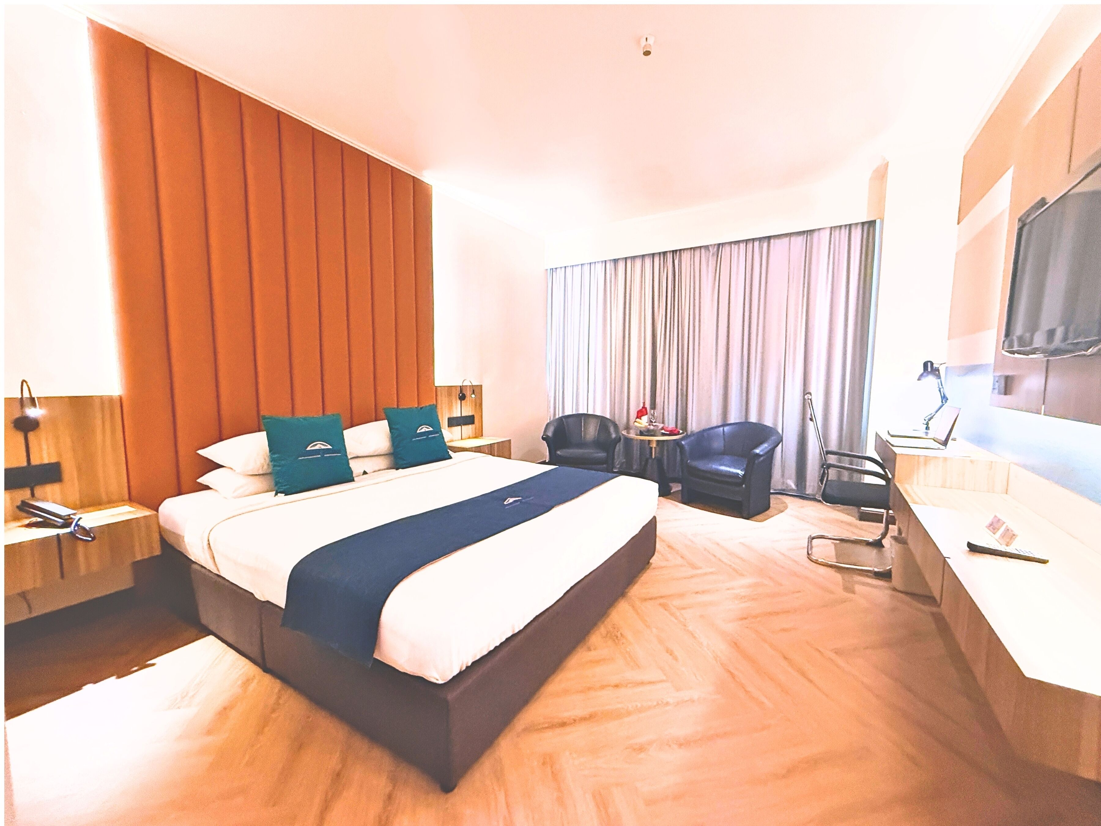 Minibar, desk, soundproofing, iron/ironing board