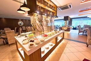 Café da manhã com buffet todos os dias (MYR 40 por pessoa) 