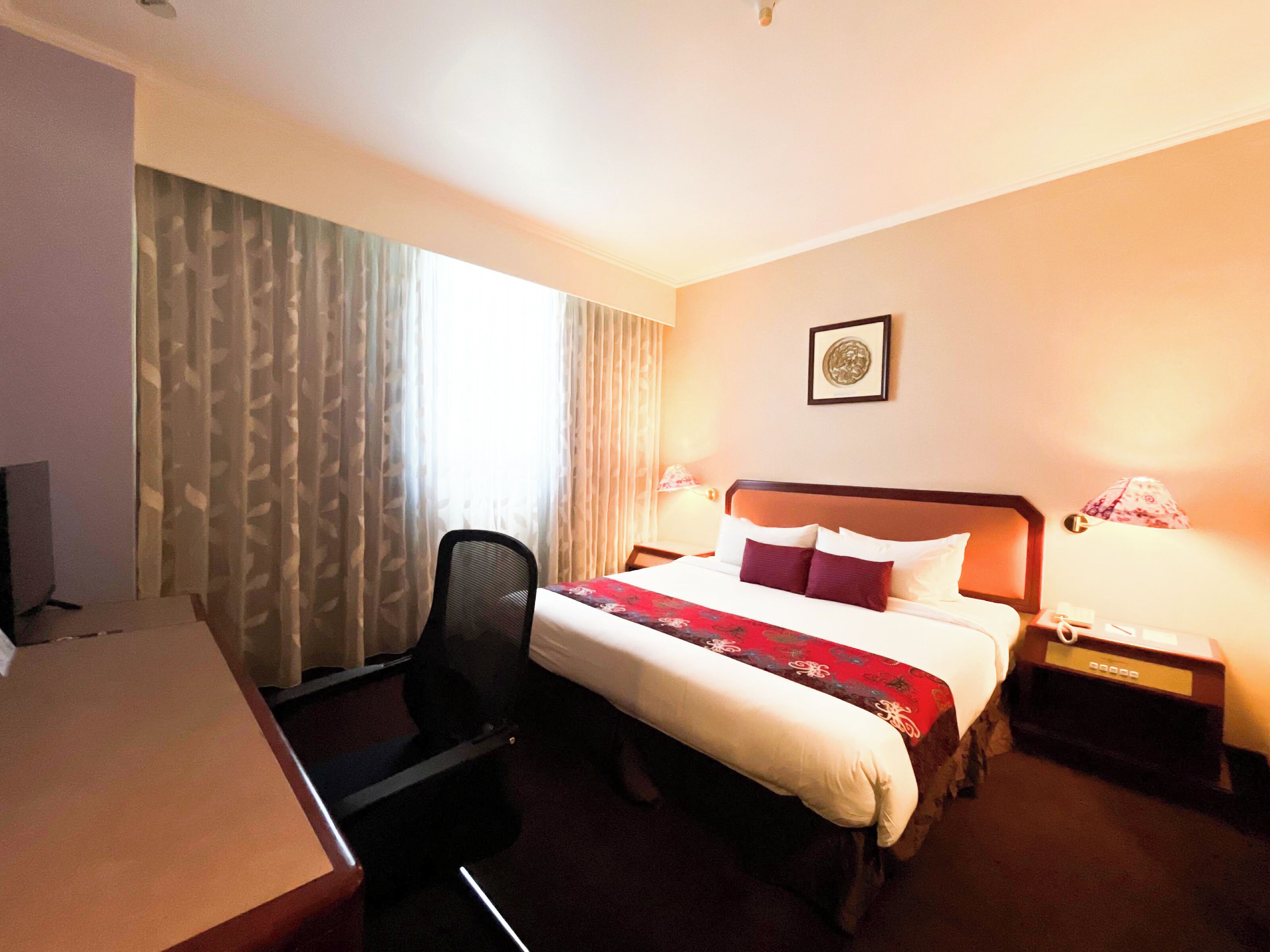 Minibar, desk, soundproofing, iron/ironing board