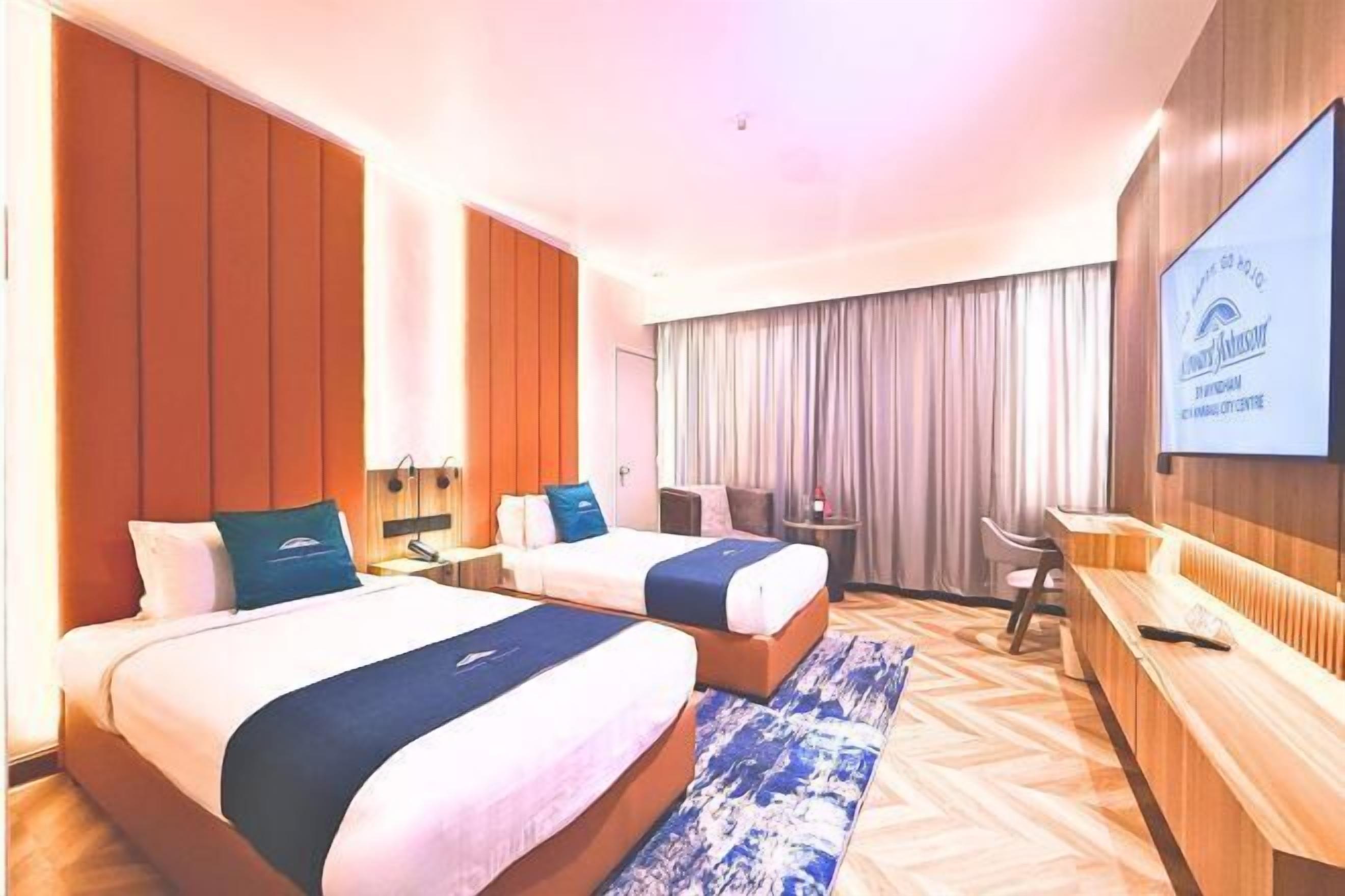 Minibar, meja kerja, kedap suara, dan setrika/meja setrika