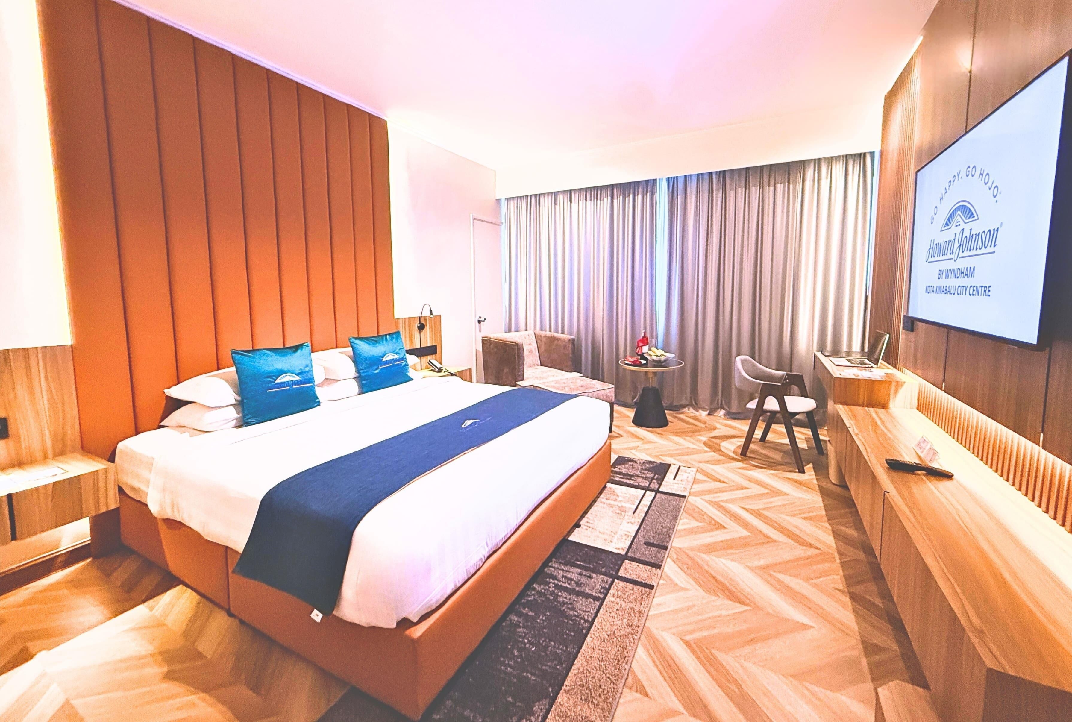 Deluxe Room, 1 King Bed, Non Smoking | Minibar, desk, soundproofing, iron/ironing board