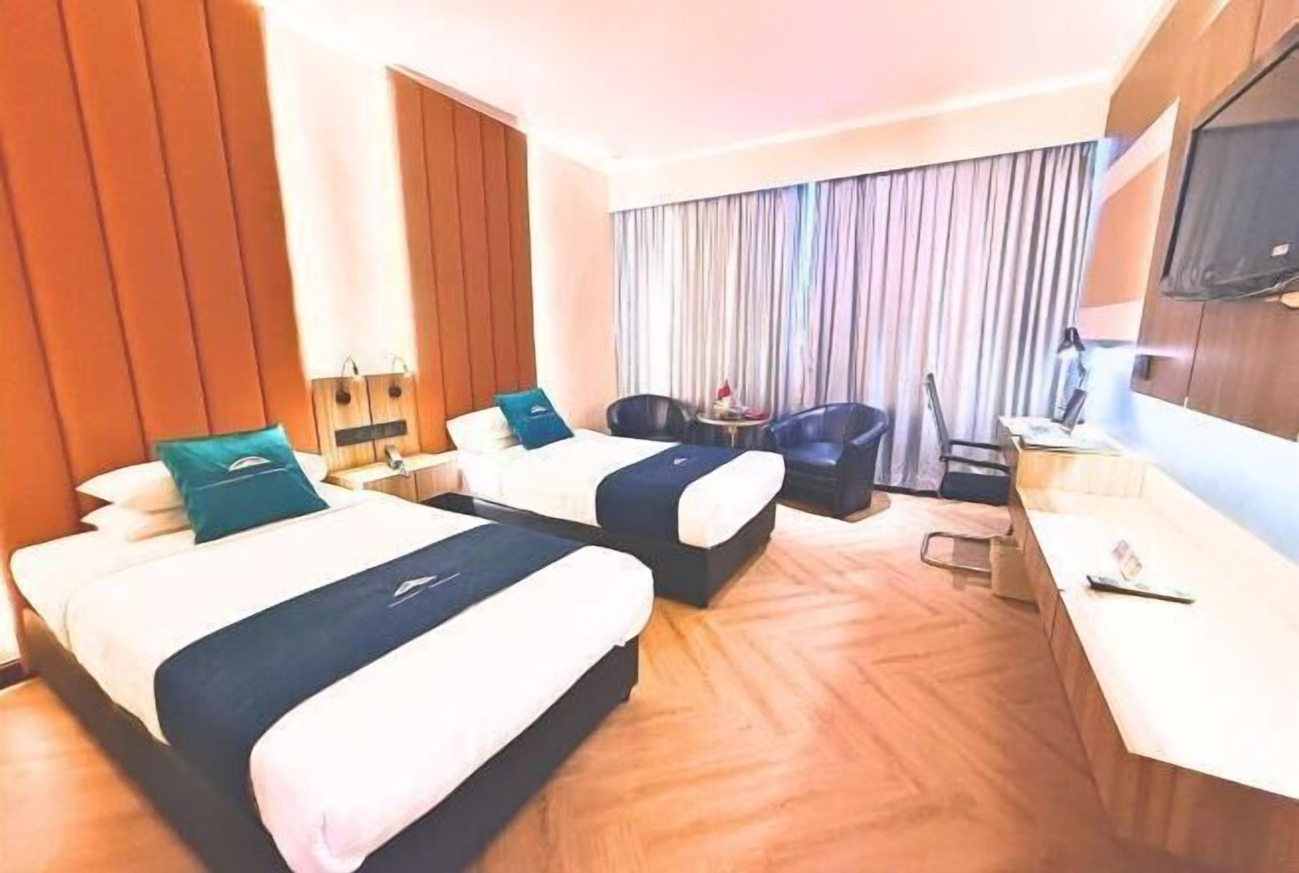 Minibar, meja kerja, kedap suara, dan setrika/meja setrika