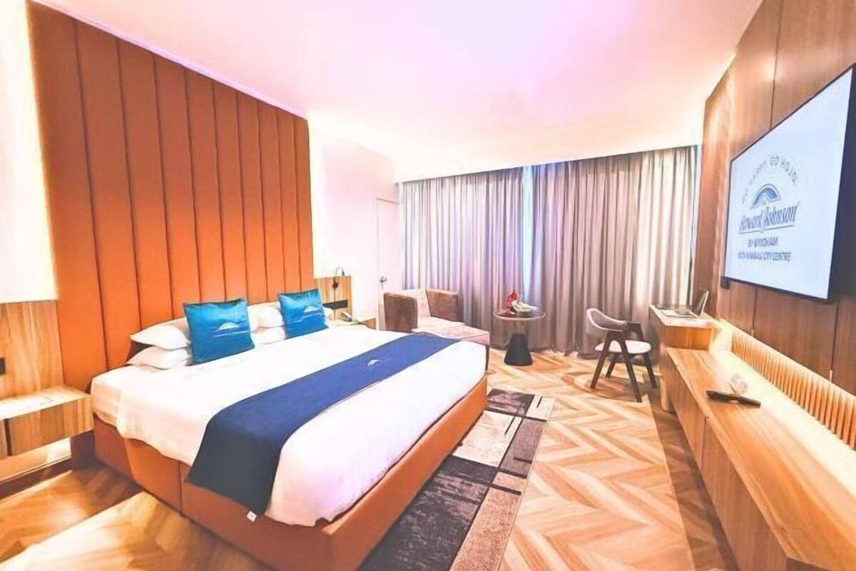 Minibar, meja kerja, kedap suara, dan setrika/meja setrika