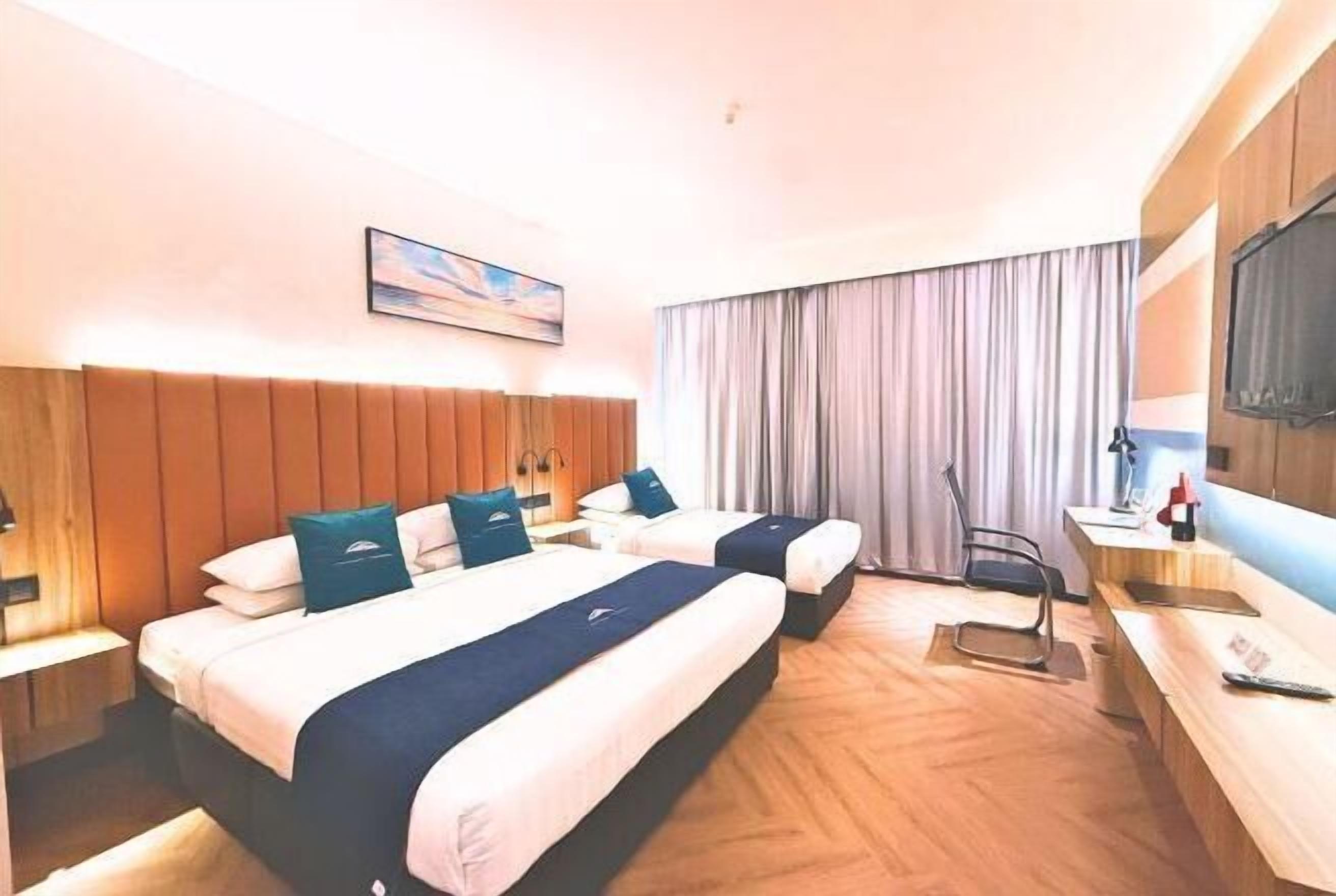 Minibar, meja kerja, kedap suara, dan setrika/meja setrika