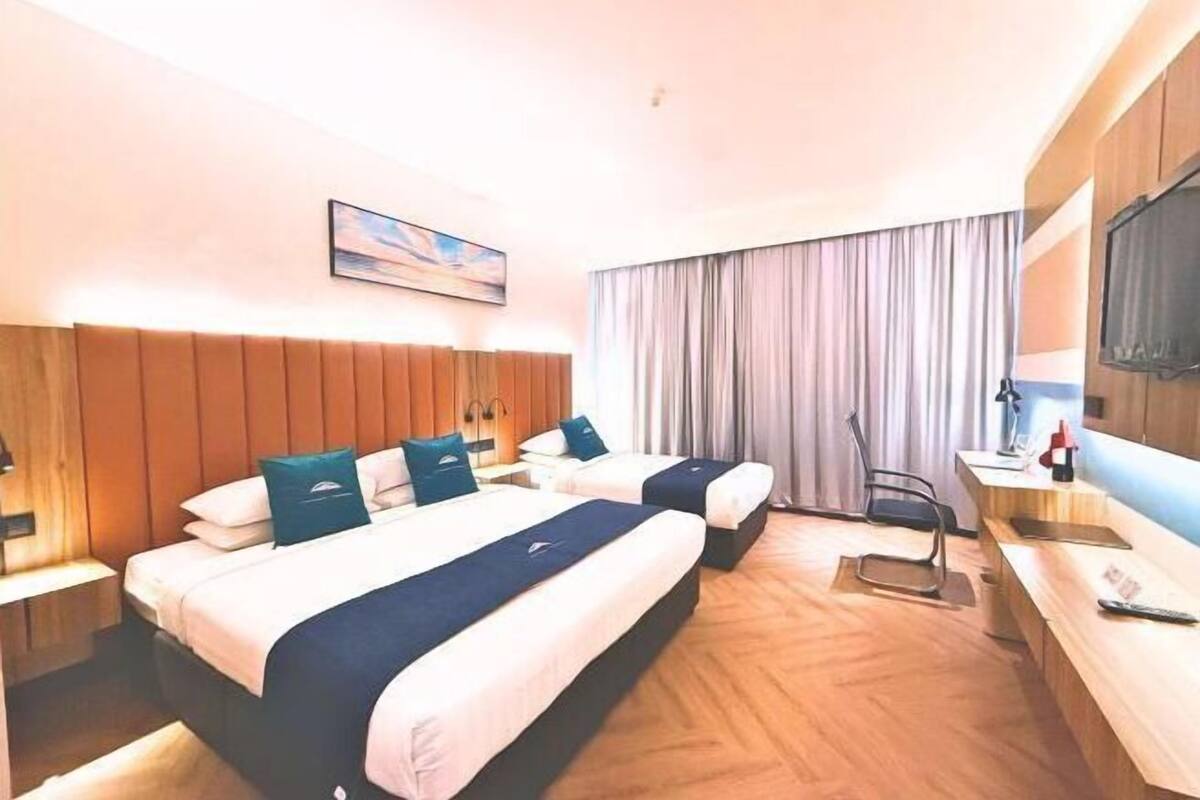 Minibar, meja kerja, kedap suara, dan setrika/meja setrika