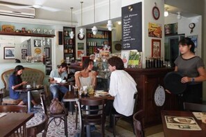 Free daily continental breakfast - Hostal de la Barra - Hostel (Santiago)