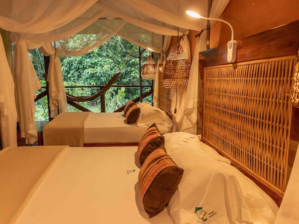 Quarto casal premium | Cofres nos quartos, escrivaninha, roupa de cama