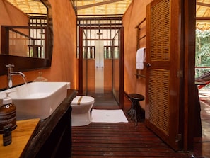 Quarto casal premium | Banheiro | Chuveiro, produtos de toalete de grife, toalhas de banho