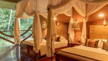 Kahden hengen premium-huone | Tallelokero huoneessa, työpöytä, vuodevaatteet