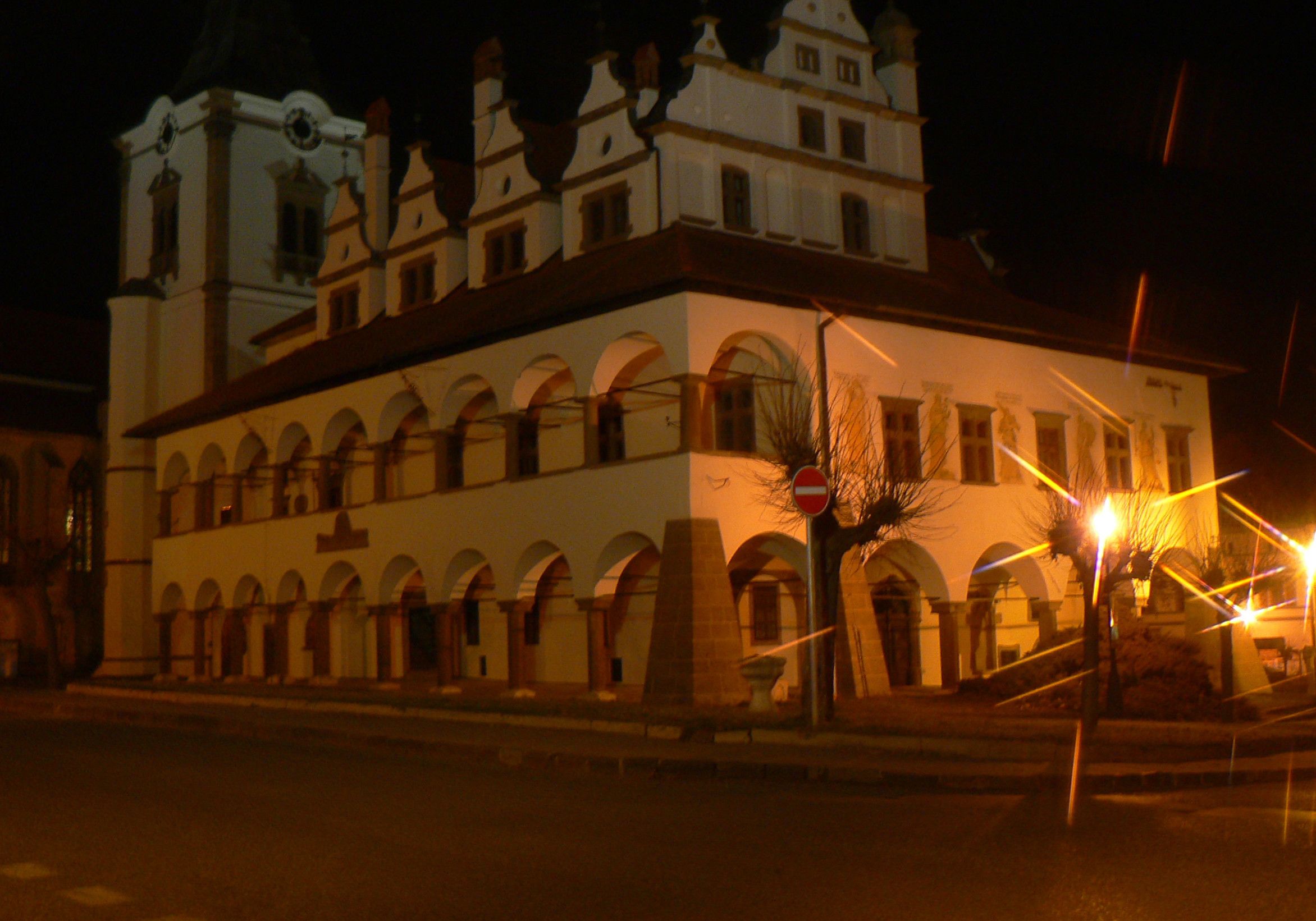 Un edificio histórico con varios arcos y una torre del reloj.