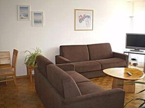 Großes Familienapartment mit 1 Schlafzimmer, Bergblick | Wohnzimmer | Fernseher