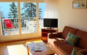 家庭公寓, 1 间卧室, 山景 (Large) | 起居区 | 电视
