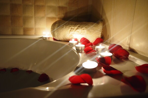 Deep soaking bathtub