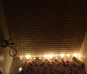 Deep soaking bathtub - Elysee Residence (Beirut)