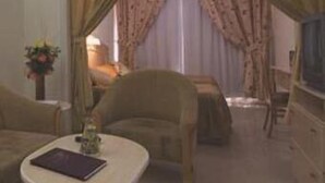تلفزيون إل سي دي بحجم 32-بوصة يعرض قنوات فضائية، تلفزيون، مشغل دي في دي