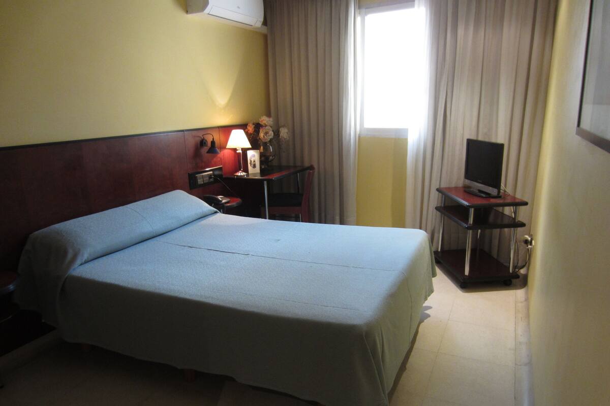Habitación estándar doble, 1 cama doble | Ropa de cama de alta calidad y escritorio