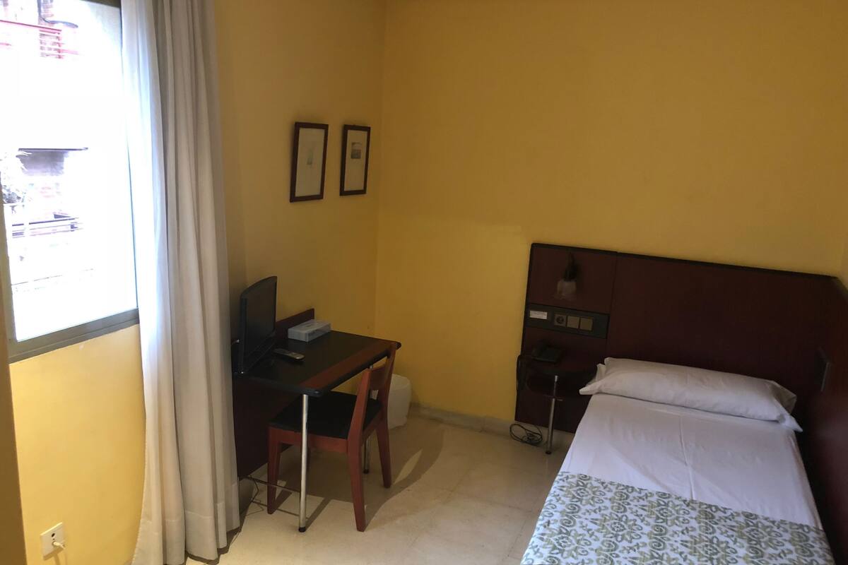 Habitación individual | Ropa de cama de alta calidad y escritorio