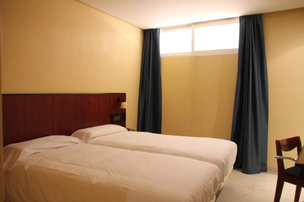 Habitación económica con 2 camas individuales, 1 habitación | Ropa de cama de alta calidad y escritorio