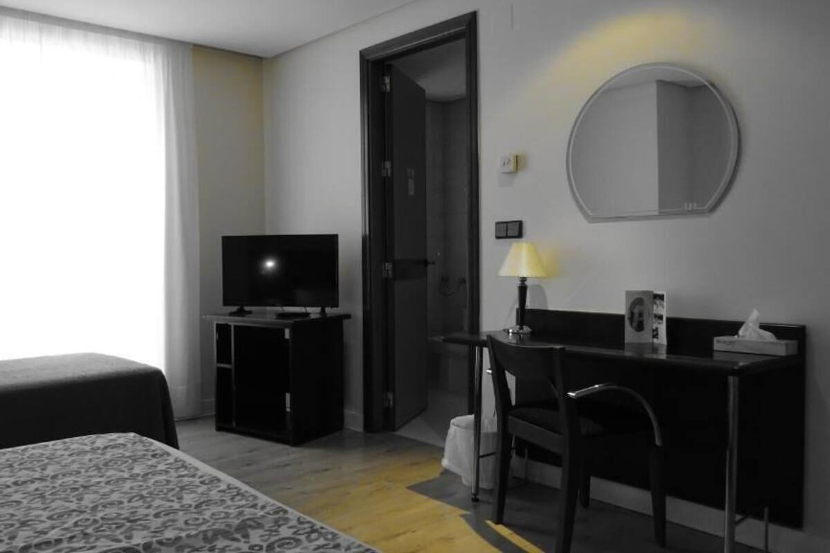 Habitación triple estándar, 3 camas individuales | Ropa de cama de alta calidad y escritorio