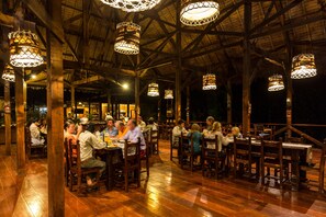 Family dining - Refugio Amazonas (Tambopata)
