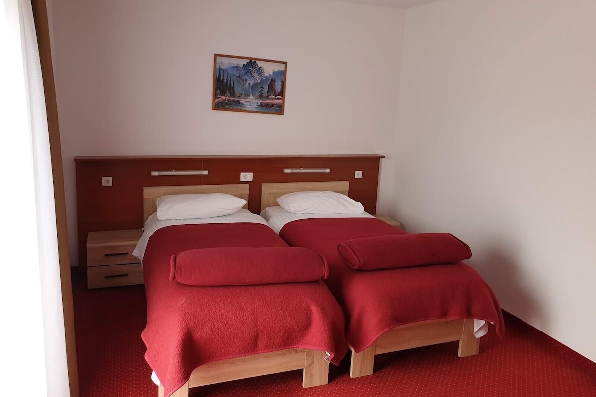Doppel- oder Zweibettzimmer