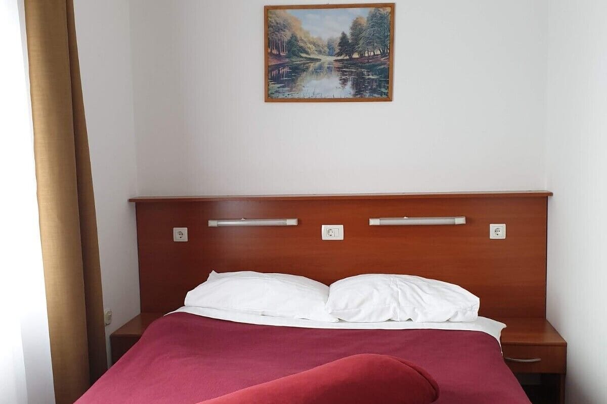 Hochwertige Bettwaren, Betten mit Memory-Foam-Matratzen, Minibar